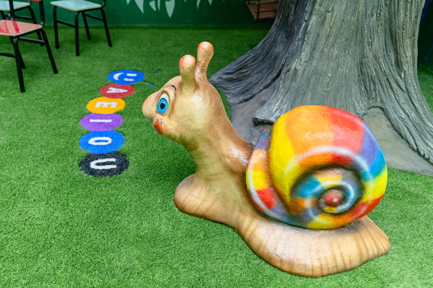 Escultura de caracol colorido na grama