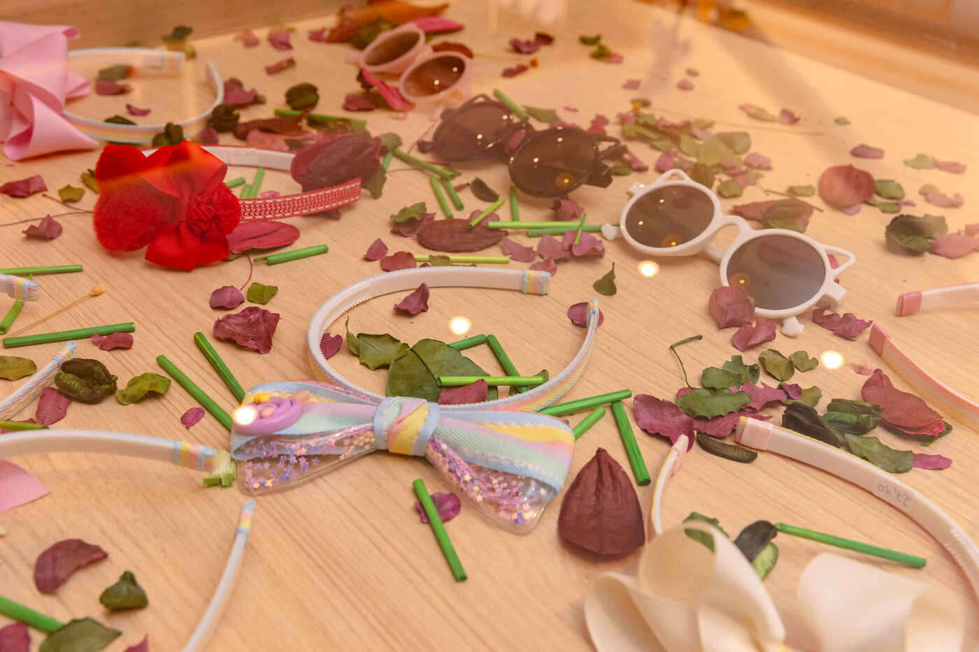 Mesa de lembrancinhas e acessórios da festa
