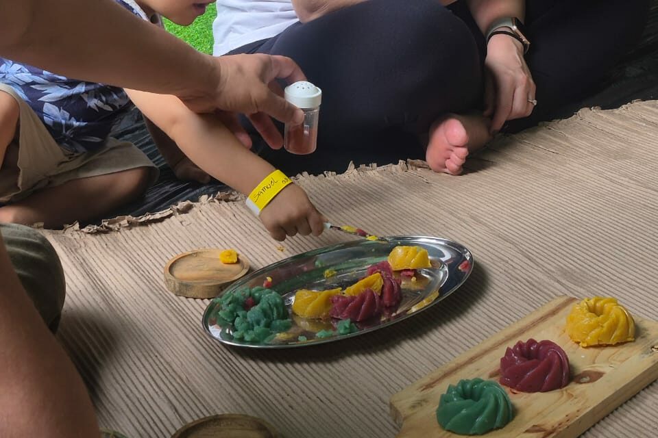 Massinhas coloridas moldadas em bandeja e tábua de madeira, em oficina de culinária lúdica