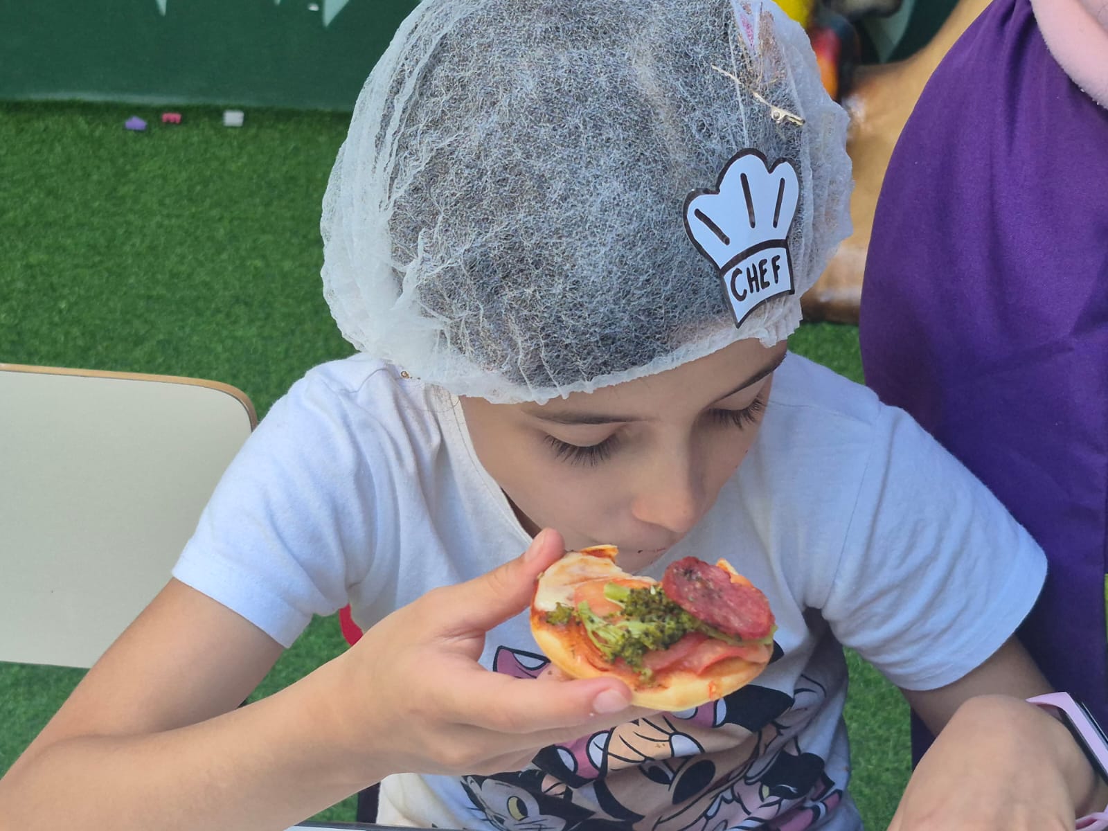 Crianças montando as próprias pizzas na oficina