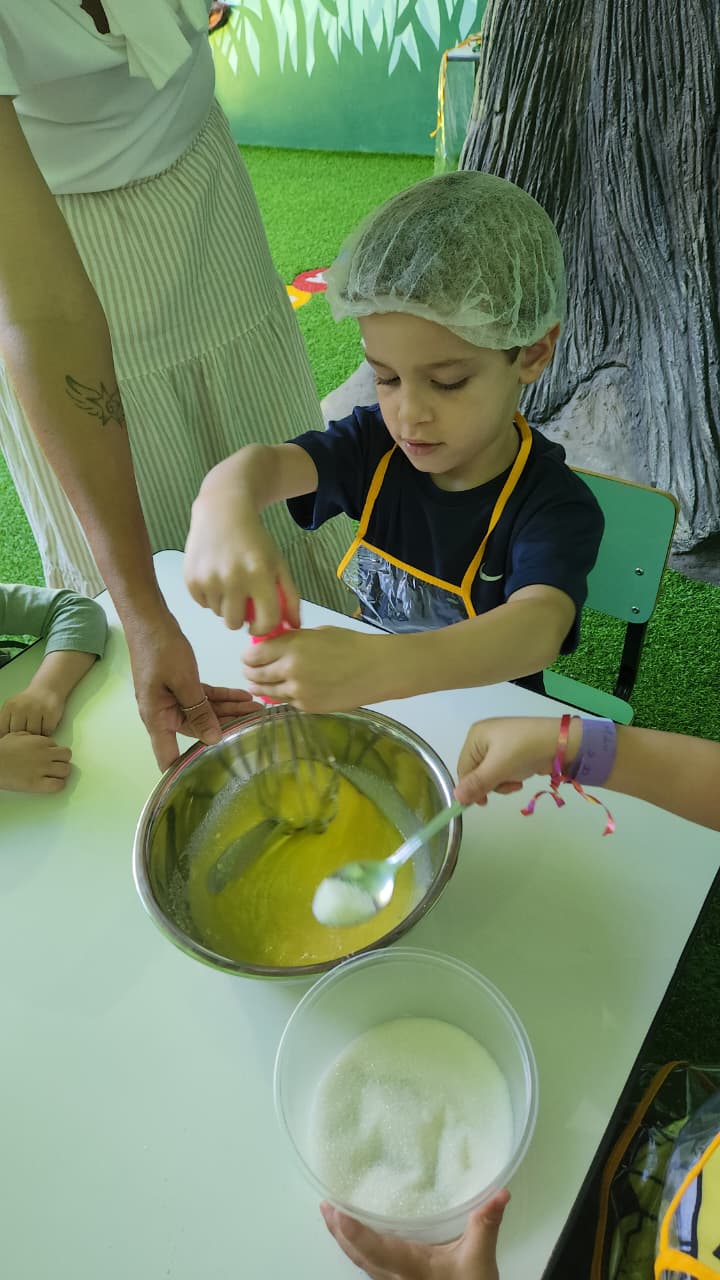 Crianças na oficina de cookies da Galeria Materna.